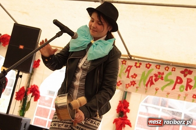 Zdjęcie w galerii na portalu naszraciborz.pl: Enigmatyczne kobiety Lou Bega na majówce? wiadomości z regionu