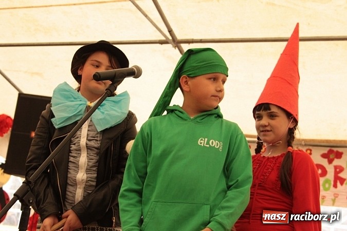 Zdjęcie w galerii na portalu naszraciborz.pl: Enigmatyczne kobiety Lou Bega na majówce? wiadomości z regionu