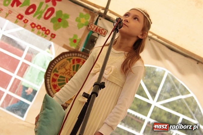 Zdjęcie w galerii na portalu naszraciborz.pl: Enigmatyczne kobiety Lou Bega na majówce? wiadomości z regionu