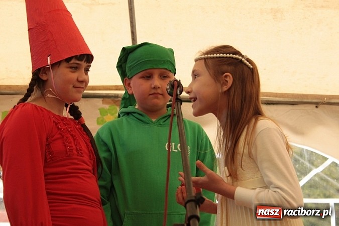 Zdjęcie w galerii na portalu naszraciborz.pl: Enigmatyczne kobiety Lou Bega na majówce? wiadomości z regionu