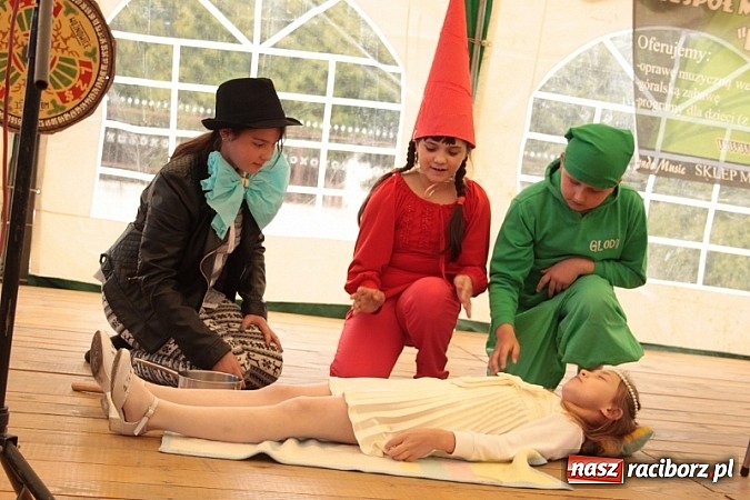 Zdjęcie w galerii na portalu naszraciborz.pl: Enigmatyczne kobiety Lou Bega na majówce? wiadomości z regionu