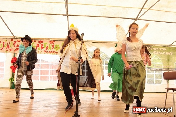 Zdjęcie w galerii na portalu naszraciborz.pl: Enigmatyczne kobiety Lou Bega na majówce? wiadomości z regionu