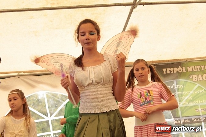 Zdjęcie w galerii na portalu naszraciborz.pl: Enigmatyczne kobiety Lou Bega na majówce? wiadomości z regionu