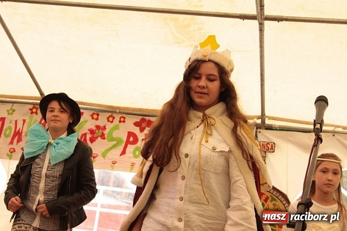 Zdjęcie w galerii na portalu naszraciborz.pl: Enigmatyczne kobiety Lou Bega na majówce? wiadomości z regionu