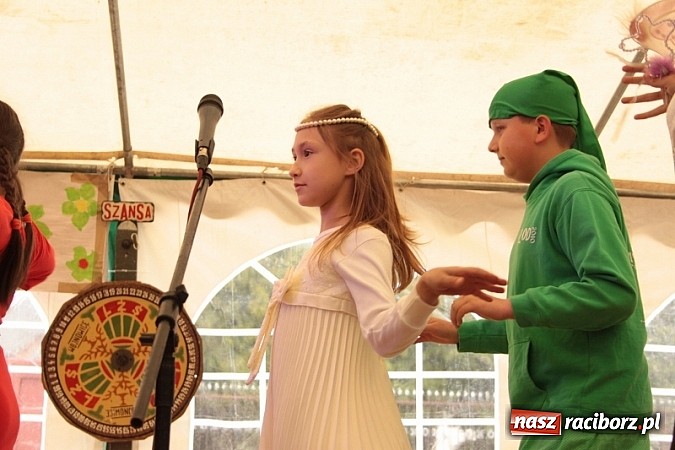 Zdjęcie w galerii na portalu naszraciborz.pl: Enigmatyczne kobiety Lou Bega na majówce? wiadomości z regionu