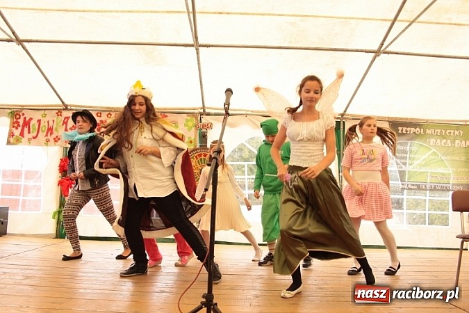 Zdjęcie w galerii na portalu naszraciborz.pl: Enigmatyczne kobiety Lou Bega na majówce? wiadomości z regionu