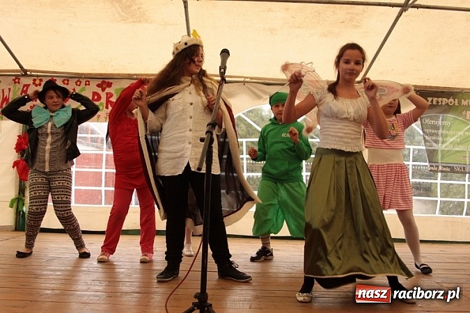 Zdjęcie w galerii na portalu naszraciborz.pl: Enigmatyczne kobiety Lou Bega na majówce? wiadomości z regionu