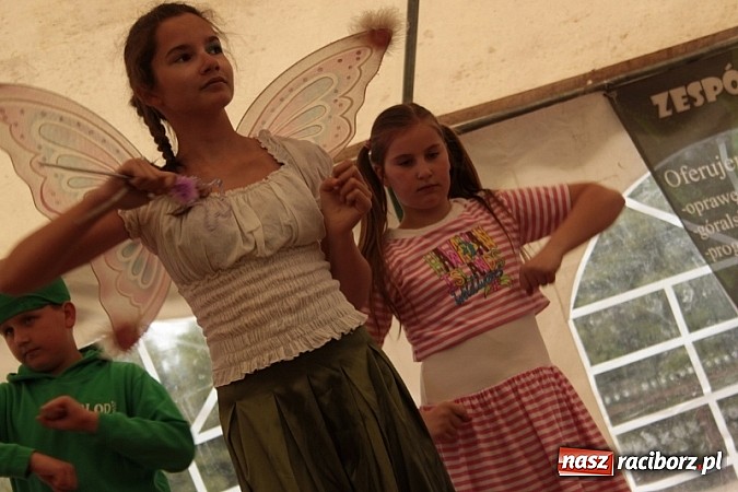 Zdjęcie w galerii na portalu naszraciborz.pl: Enigmatyczne kobiety Lou Bega na majówce? wiadomości z regionu