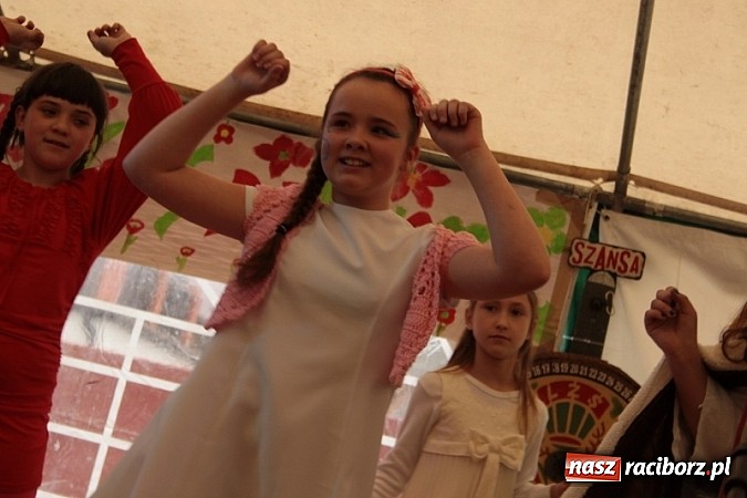 Zdjęcie w galerii na portalu naszraciborz.pl: Enigmatyczne kobiety Lou Bega na majówce? wiadomości z regionu