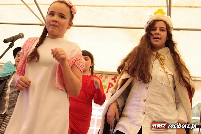 Zdjęcie w galerii na portalu naszraciborz.pl: Enigmatyczne kobiety Lou Bega na majówce? wiadomości z regionu