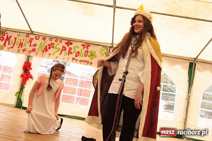 Zdjęcie w galerii na portalu naszraciborz.pl: Enigmatyczne kobiety Lou Bega na majówce? wiadomości z regionu