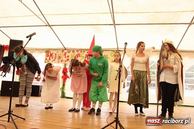 Zdjęcie w galerii na portalu naszraciborz.pl: Enigmatyczne kobiety Lou Bega na majówce? wiadomości z regionu