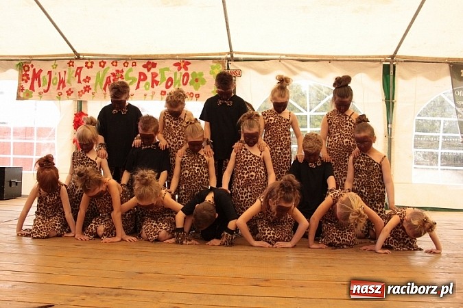 Zdjęcie w galerii na portalu naszraciborz.pl: Enigmatyczne kobiety Lou Bega na majówce? wiadomości z regionu