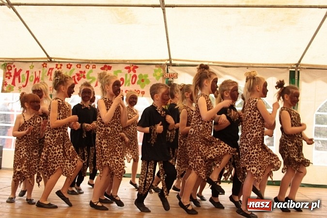 Zdjęcie w galerii na portalu naszraciborz.pl: Enigmatyczne kobiety Lou Bega na majówce? wiadomości z regionu