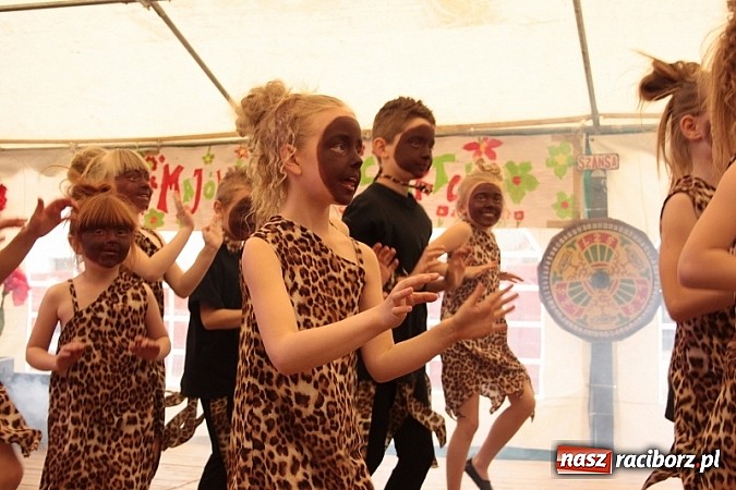 Zdjęcie w galerii na portalu naszraciborz.pl: Enigmatyczne kobiety Lou Bega na majówce? wiadomości z regionu