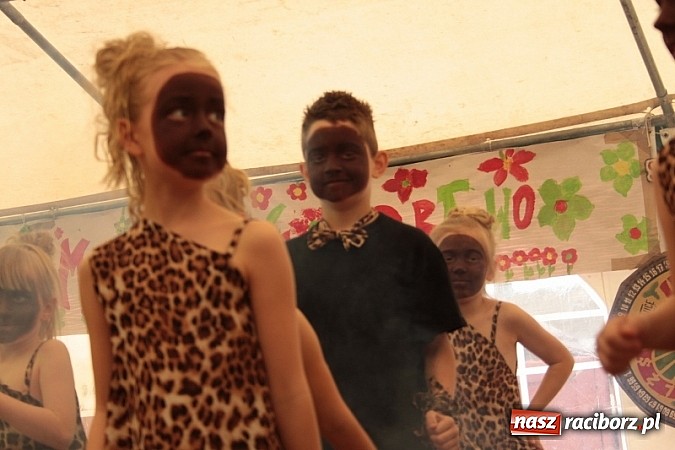 Zdjęcie w galerii na portalu naszraciborz.pl: Enigmatyczne kobiety Lou Bega na majówce? wiadomości z regionu