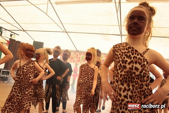 Zdjęcie w galerii na portalu naszraciborz.pl: Enigmatyczne kobiety Lou Bega na majówce? wiadomości z regionu