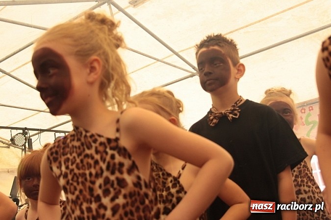 Zdjęcie w galerii na portalu naszraciborz.pl: Enigmatyczne kobiety Lou Bega na majówce? wiadomości z regionu