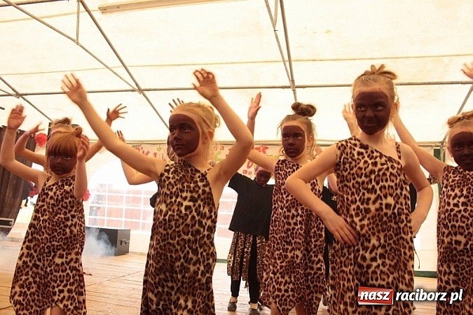 Zdjęcie w galerii na portalu naszraciborz.pl: Enigmatyczne kobiety Lou Bega na majówce? wiadomości z regionu