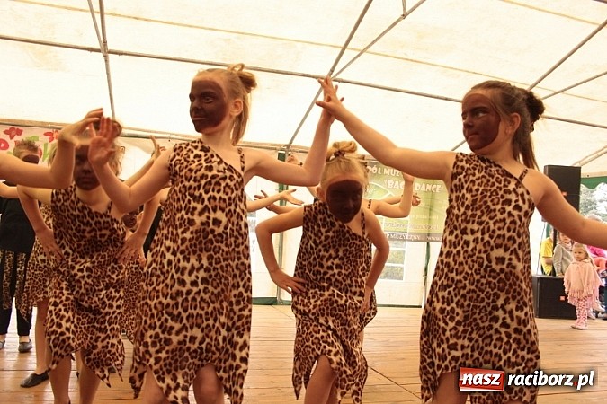 Zdjęcie w galerii na portalu naszraciborz.pl: Enigmatyczne kobiety Lou Bega na majówce? wiadomości z regionu