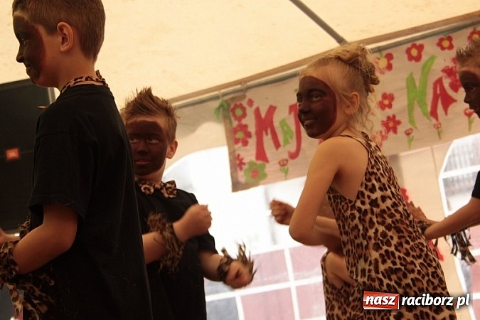 Zdjęcie w galerii na portalu naszraciborz.pl: Enigmatyczne kobiety Lou Bega na majówce? wiadomości z regionu