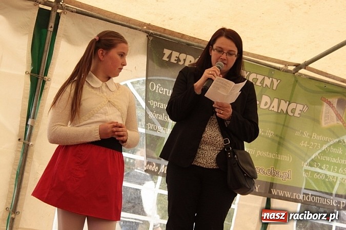 Zdjęcie w galerii na portalu naszraciborz.pl: Enigmatyczne kobiety Lou Bega na majówce? wiadomości z regionu