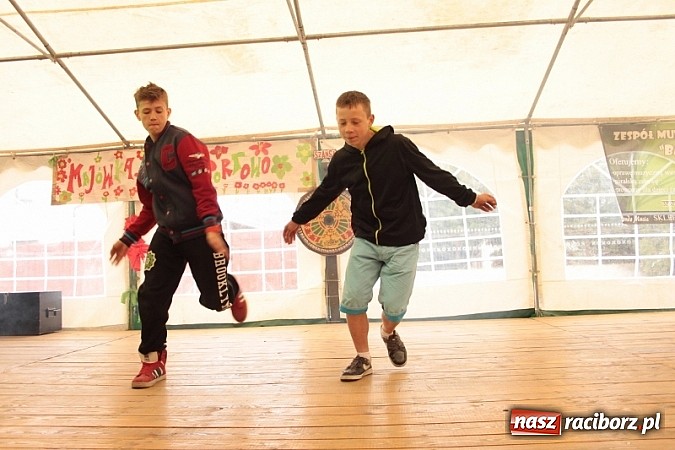 Zdjęcie w galerii na portalu naszraciborz.pl: Enigmatyczne kobiety Lou Bega na majówce? wiadomości z regionu