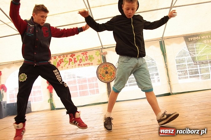 Zdjęcie w galerii na portalu naszraciborz.pl: Enigmatyczne kobiety Lou Bega na majówce? wiadomości z regionu