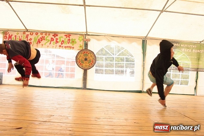 Zdjęcie w galerii na portalu naszraciborz.pl: Enigmatyczne kobiety Lou Bega na majówce? wiadomości z regionu