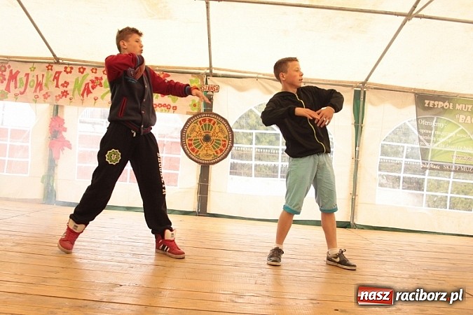 Zdjęcie w galerii na portalu naszraciborz.pl: Enigmatyczne kobiety Lou Bega na majówce? wiadomości z regionu