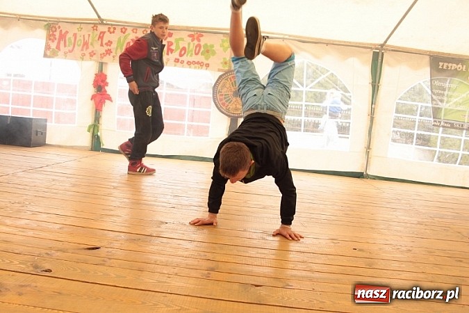 Zdjęcie w galerii na portalu naszraciborz.pl: Enigmatyczne kobiety Lou Bega na majówce? wiadomości z regionu