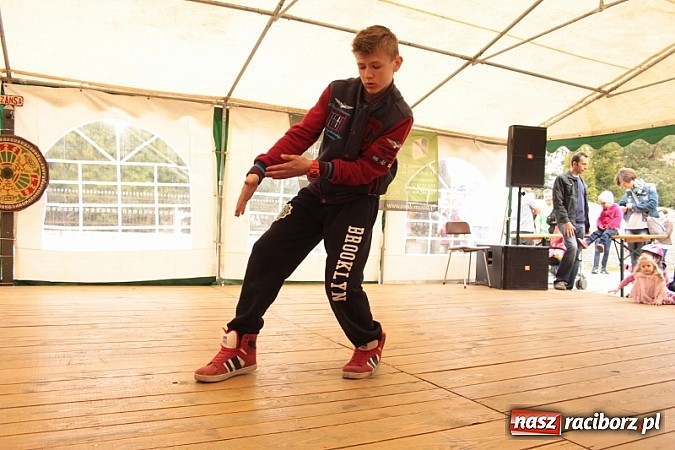 Zdjęcie w galerii na portalu naszraciborz.pl: Enigmatyczne kobiety Lou Bega na majówce? wiadomości z regionu