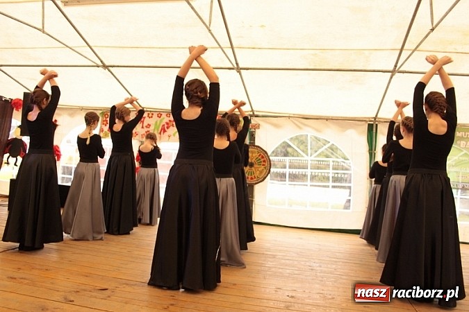 Zdjęcie w galerii na portalu naszraciborz.pl: Enigmatyczne kobiety Lou Bega na majówce? wiadomości z regionu