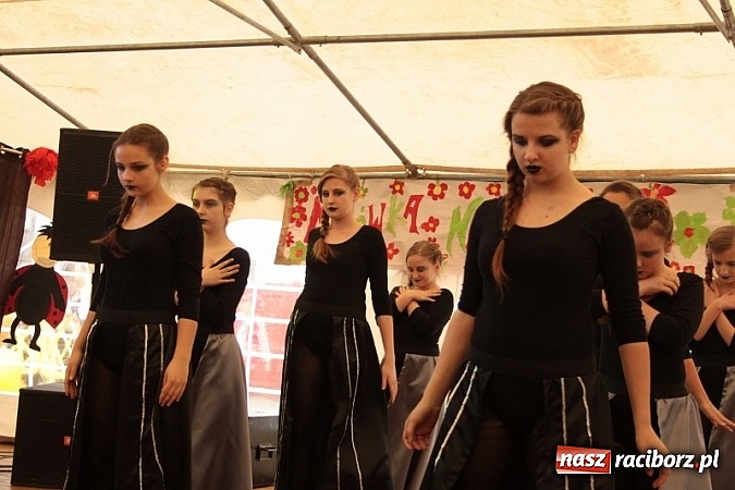 Zdjęcie w galerii na portalu naszraciborz.pl: Enigmatyczne kobiety Lou Bega na majówce? wiadomości z regionu