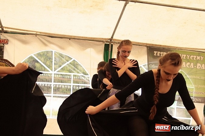 Zdjęcie w galerii na portalu naszraciborz.pl: Enigmatyczne kobiety Lou Bega na majówce? wiadomości z regionu