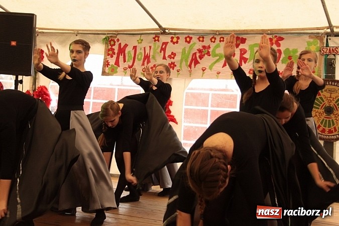 Zdjęcie w galerii na portalu naszraciborz.pl: Enigmatyczne kobiety Lou Bega na majówce? wiadomości z regionu