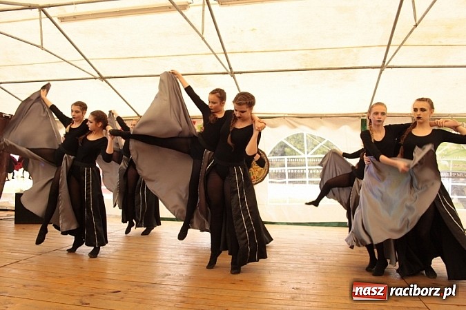 Zdjęcie w galerii na portalu naszraciborz.pl: Enigmatyczne kobiety Lou Bega na majówce? wiadomości z regionu