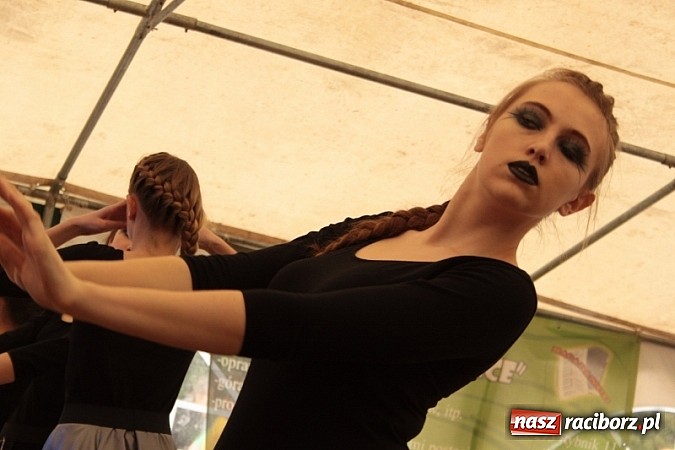 Zdjęcie w galerii na portalu naszraciborz.pl: Enigmatyczne kobiety Lou Bega na majówce? wiadomości z regionu