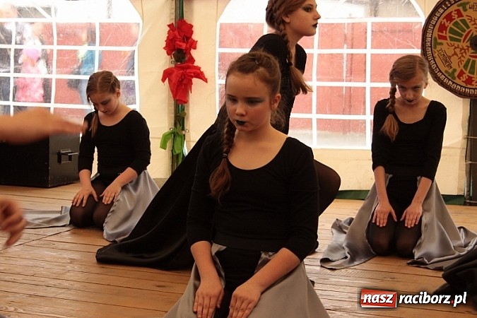 Zdjęcie w galerii na portalu naszraciborz.pl: Enigmatyczne kobiety Lou Bega na majówce? wiadomości z regionu