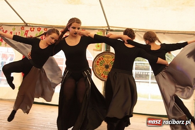 Zdjęcie w galerii na portalu naszraciborz.pl: Enigmatyczne kobiety Lou Bega na majówce? wiadomości z regionu