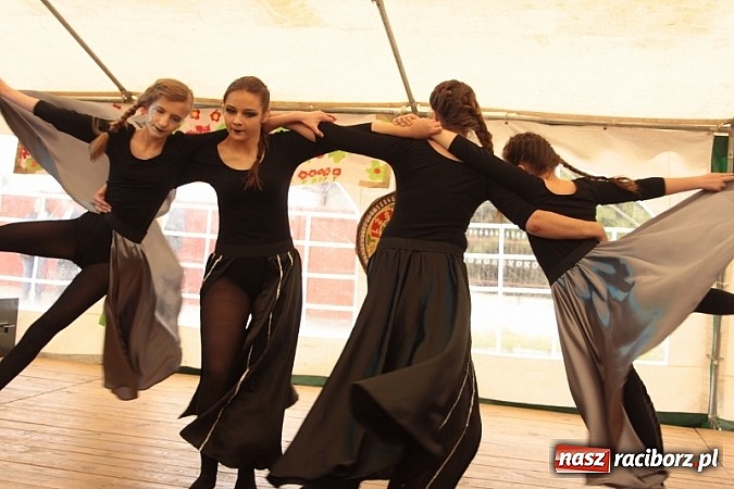 Zdjęcie w galerii na portalu naszraciborz.pl: Enigmatyczne kobiety Lou Bega na majówce? wiadomości z regionu