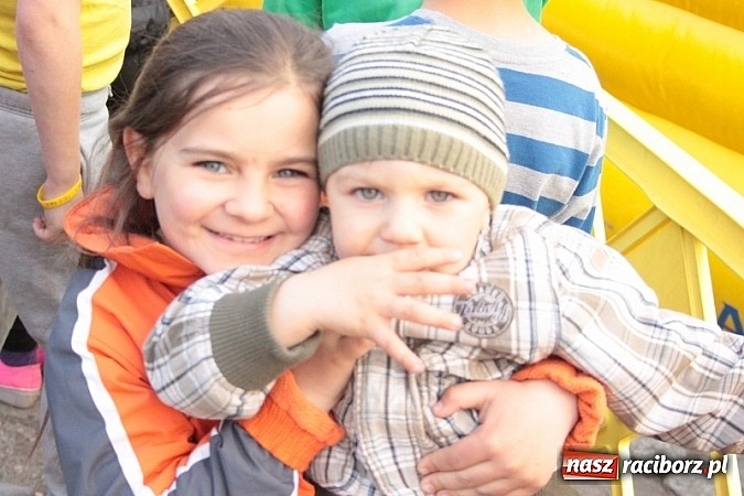 Zdjęcie w galerii na portalu naszraciborz.pl: Enigmatyczne kobiety Lou Bega na majówce? wiadomości z regionu