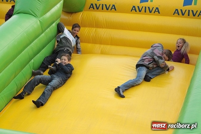 Zdjęcie w galerii na portalu naszraciborz.pl: Enigmatyczne kobiety Lou Bega na majówce? wiadomości z regionu