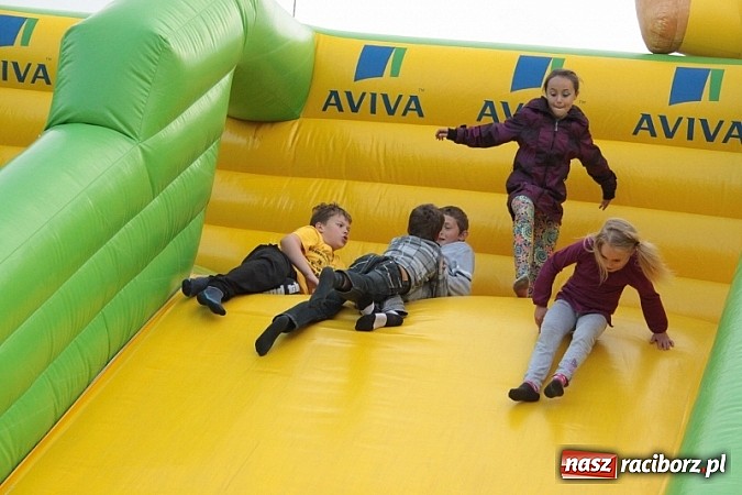 Zdjęcie w galerii na portalu naszraciborz.pl: Enigmatyczne kobiety Lou Bega na majówce? wiadomości z regionu