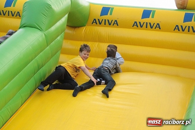 Zdjęcie w galerii na portalu naszraciborz.pl: Enigmatyczne kobiety Lou Bega na majówce? wiadomości z regionu