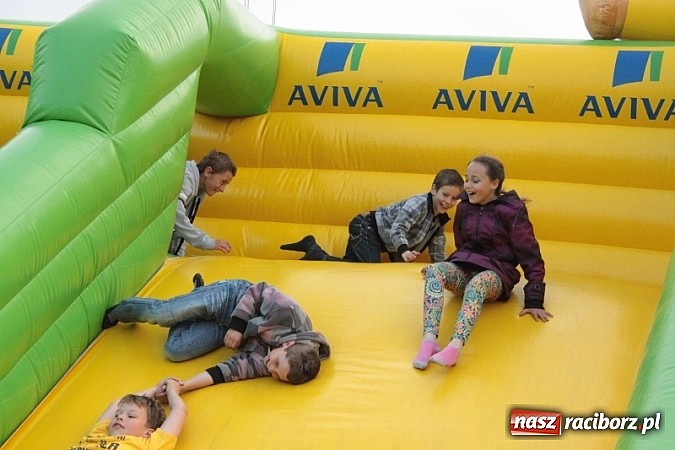 Zdjęcie w galerii na portalu naszraciborz.pl: Enigmatyczne kobiety Lou Bega na majówce? wiadomości z regionu