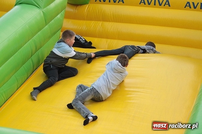 Zdjęcie w galerii na portalu naszraciborz.pl: Enigmatyczne kobiety Lou Bega na majówce? wiadomości z regionu