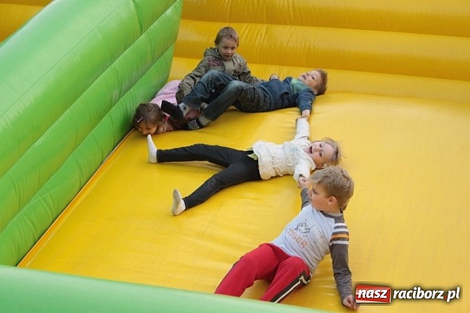 Zdjęcie w galerii na portalu naszraciborz.pl: Enigmatyczne kobiety Lou Bega na majówce? wiadomości z regionu