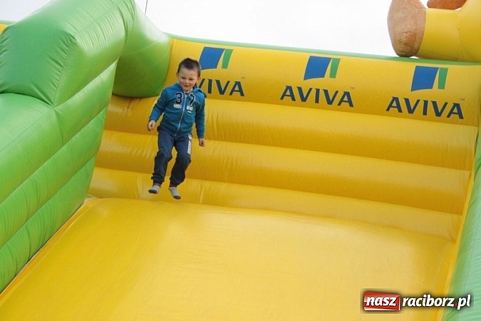 Zdjęcie w galerii na portalu naszraciborz.pl: Enigmatyczne kobiety Lou Bega na majówce? wiadomości z regionu