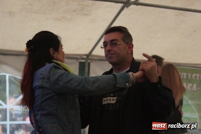 Zdjęcie w galerii na portalu naszraciborz.pl: Enigmatyczne kobiety Lou Bega na majówce? wiadomości z regionu